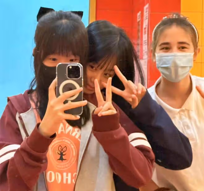 港星吳啟華深圳買房定居，13歲女兒卻在長春上學，一年學費20萬