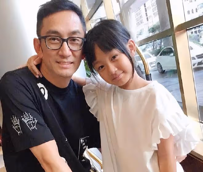 港星吳啟華深圳買房定居,13歲女兒卻在長春上學,一年學費20萬