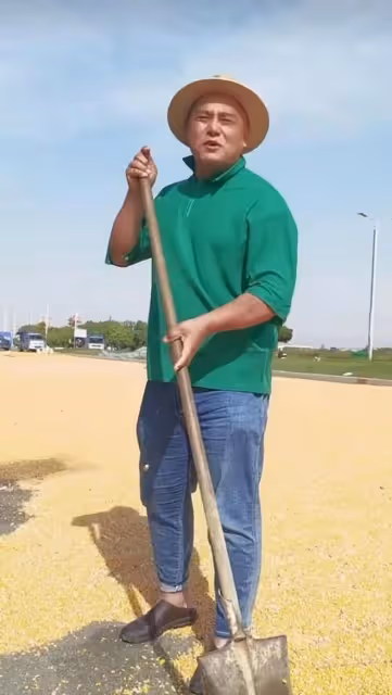 51歲老戲骨回鄉種地,用鐵鍬揚苞米忙不停,皮膚被曬得黢黑無人識