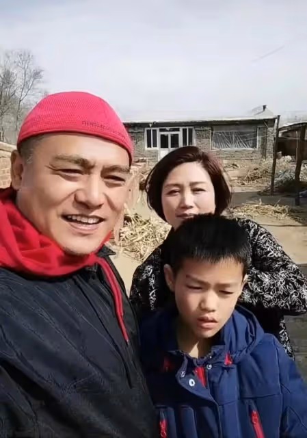 51歲老戲骨回鄉種地,用鐵鍬揚苞米忙不停,皮膚被曬得黢黑無人識