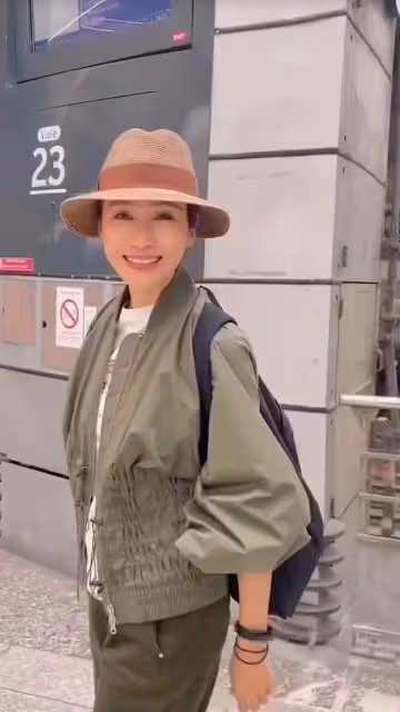 50歲黎姿曬法國旅遊生活,母女四人同框似姐妹,三個女兒長腿矚目