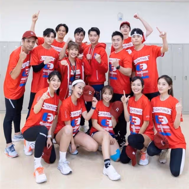 「乃嫂超美!也太凍齡了吧!」豪宅內裝曝光!徐乃麟招待兒好友「家中庭園吃Buffet」美翻,網狂讚:太凍齡