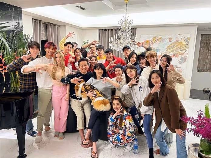 「乃嫂超美!也太凍齡了吧!」豪宅內裝曝光!徐乃麟招待兒好友「家中庭園吃Buffet」美翻,網狂讚:太凍齡