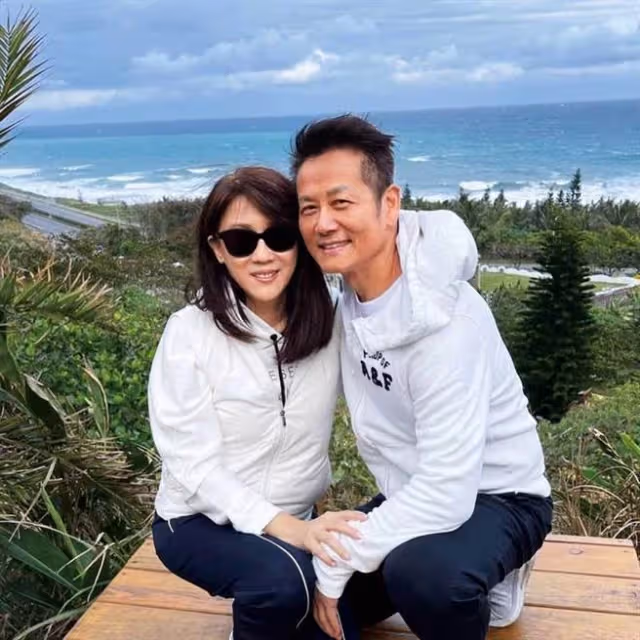 「乃嫂超美!也太凍齡了吧!」豪宅內裝曝光!徐乃麟招待兒好友「家中庭園吃Buffet」美翻,網狂讚:太凍齡
