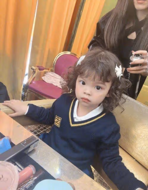 韓安冉帶女兒拍照,小豬妹顏值逆襲,一頭黃色卷髮被贊像洋娃娃