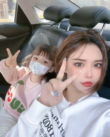 韓安冉帶女兒拍照,小豬妹顏值逆襲,一頭黃色卷髮被贊像洋娃娃