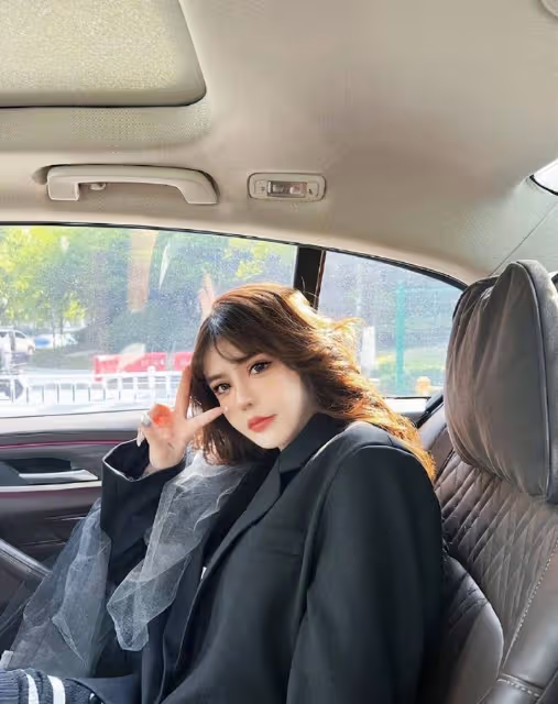 韓安冉帶女兒拍照,小豬妹顏值逆襲,一頭黃色卷髮被贊像洋娃娃