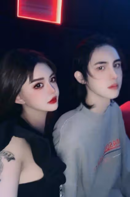韓安冉帶女兒拍照,小豬妹顏值逆襲,一頭黃色卷髮被贊像洋娃娃