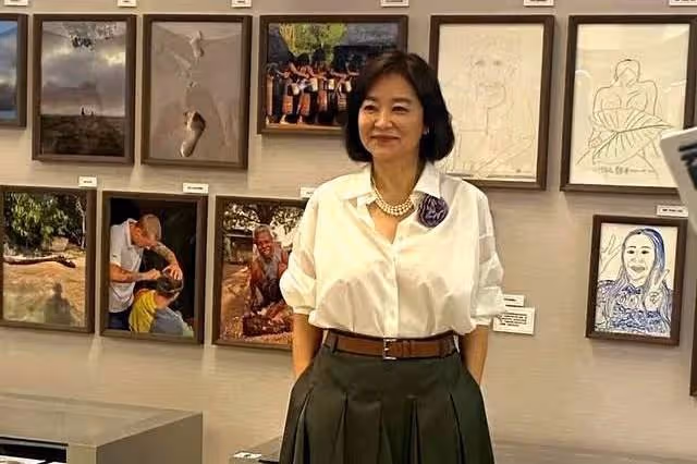 林青霞穿百褶裙出席講座，68歲狀態很優雅，素顏裝扮也迷人