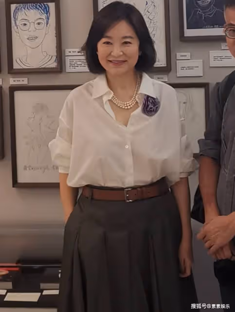 林青霞穿百褶裙出席講座,68歲狀態很優雅,素顏裝扮也迷人