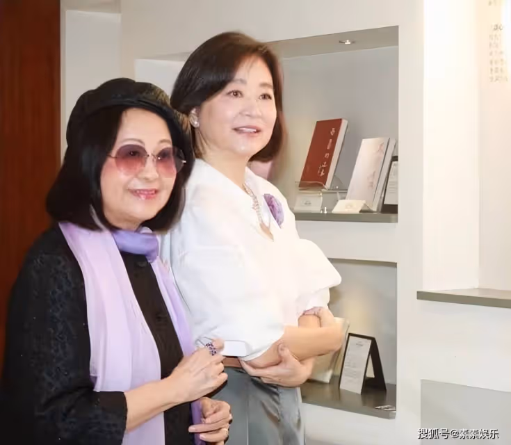 林青霞穿百褶裙出席講座,68歲狀態很優雅,素顏裝扮也迷人