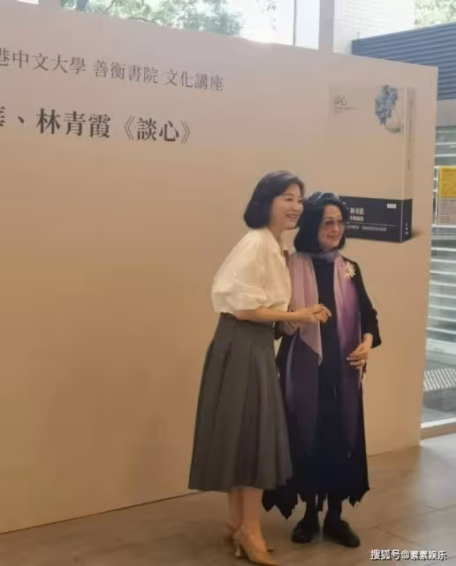 林青霞穿百褶裙出席講座,68歲狀態很優雅,素顏裝扮也迷人