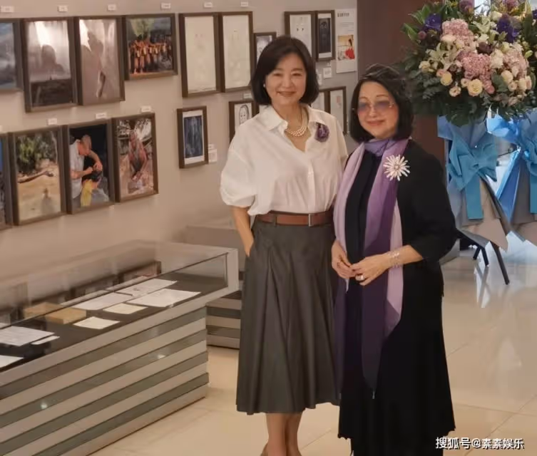 林青霞穿百褶裙出席講座,68歲狀態很優雅,素顏裝扮也迷人
