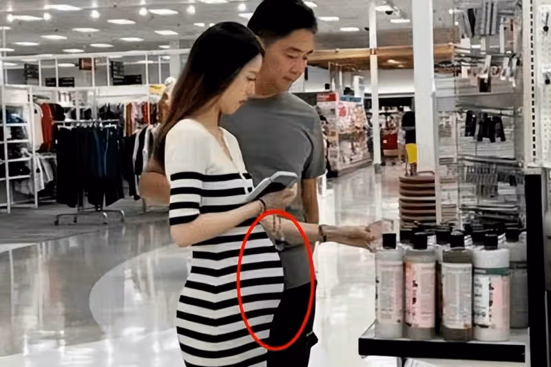 章澤天懷二胎，挺大肚子和東哥逛商場，夫妻牽手十分恩愛