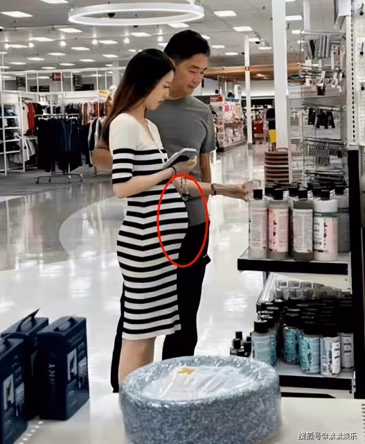 章澤天懷二胎,挺大肚子和東哥逛商場,夫妻牽手十分恩愛
