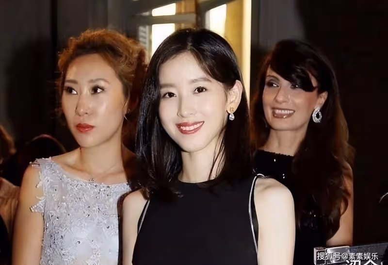 章澤天懷二胎,挺大肚子和東哥逛商場,夫妻牽手十分恩愛