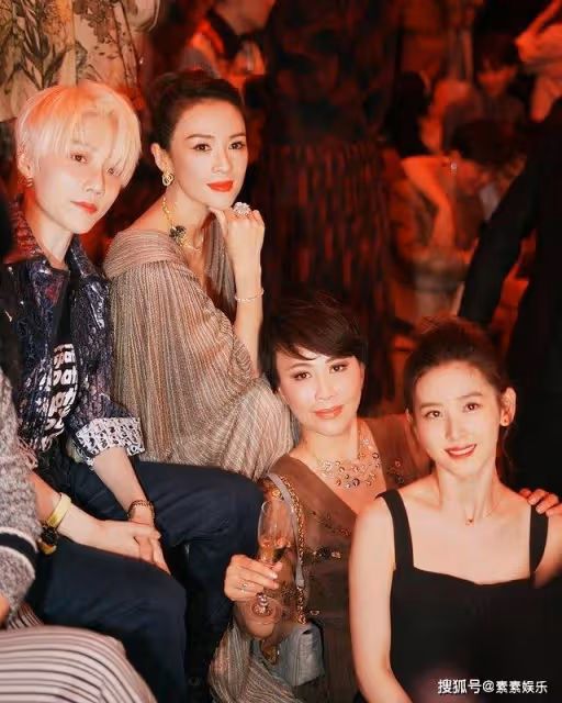 章澤天懷二胎,挺大肚子和東哥逛商場,夫妻牽手十分恩愛