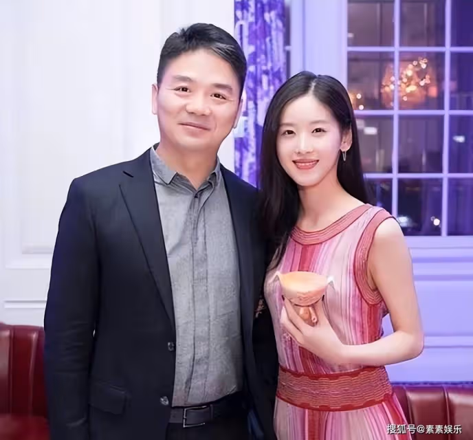 章澤天懷二胎,挺大肚子和東哥逛商場,夫妻牽手十分恩愛