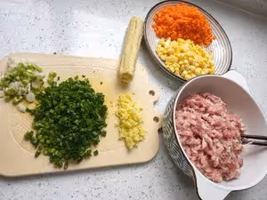 簡單又營養的紅蘿蔔玉米豬肉餡