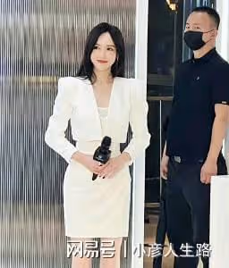 唐嫣線下活動人氣高，現場粉絲人山人海，圍滿幾層樓好壯觀