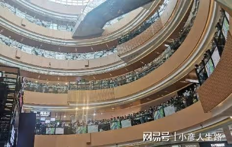 唐嫣線下活動人氣高，現場粉絲人山人海，圍滿幾層樓好壯觀