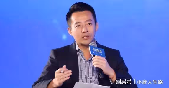 汪小菲張穎穎更多親密照流出，女方把男方灌醉，當眾親密不避嫌