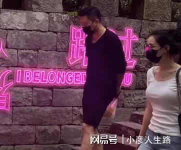 汪小菲張穎穎更多親密照流出，女方把男方灌醉，當眾親密不避嫌