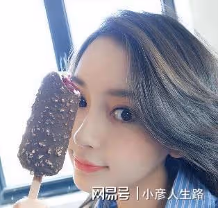 被張翰強加吻戲，又被作者嫌棄，趙麗穎把贈送的爛劇本演成經典