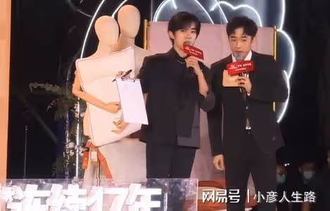 考編風波之後首次直播,易烊千璽全黑造型上熱搜,觀看人數破百萬