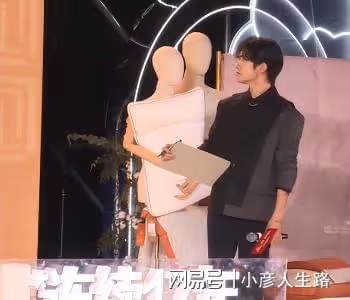 考編風波之後首次直播,易烊千璽全黑造型上熱搜,觀看人數破百萬