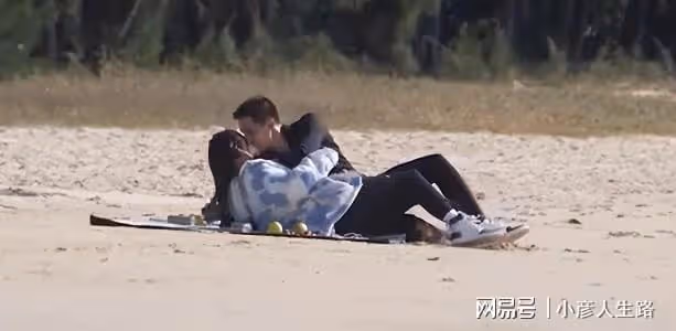 金晨再次上演姐弟戀!與鮮肉沙灘上貼身擁吻纏綿,堪稱內地蕭亞軒