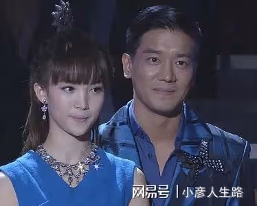 金晨再次上演姐弟戀!與鮮肉沙灘上貼身擁吻纏綿,堪稱內地蕭亞軒