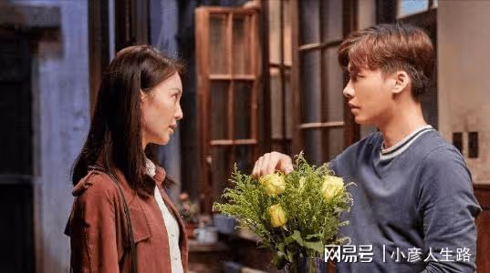 金晨再次上演姐弟戀!與鮮肉沙灘上貼身擁吻纏綿,堪稱內地蕭亞軒
