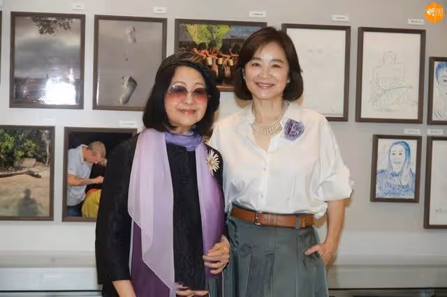 68歲林青霞現身座談會,口罩太緊勒出肉痕,領口大敞露出名貴項鍊
