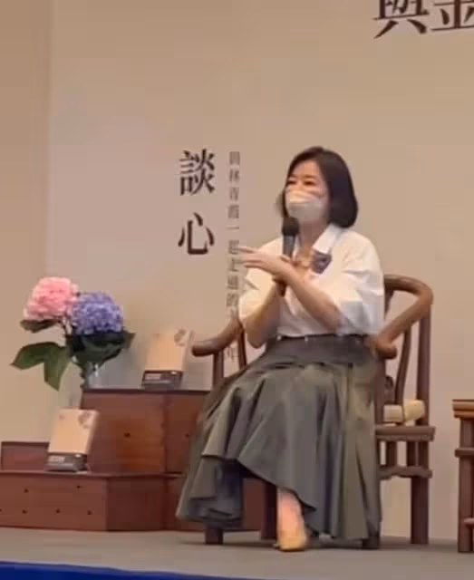 68歲林青霞現身座談會,口罩太緊勒出肉痕,領口大敞露出名貴項鍊