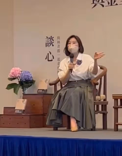 68歲林青霞現身座談會,口罩太緊勒出肉痕,領口大敞露出名貴項鍊