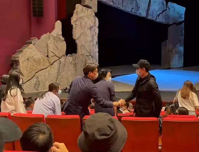 靳東看話劇被偶遇,滿頭白髮身形佝僂快認不出,妻子在家忙帶娃