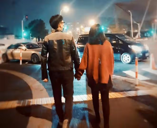 靳東看話劇被偶遇,滿頭白髮身形佝僂快認不出,妻子在家忙帶娃