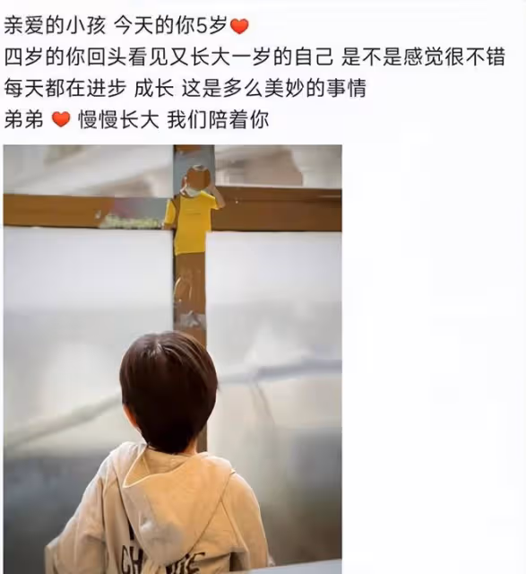 靳東看話劇被偶遇,滿頭白髮身形佝僂快認不出,妻子在家忙帶娃