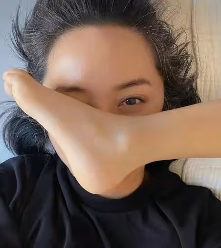 靳東看話劇被偶遇,滿頭白髮身形佝僂快認不出,妻子在家忙帶娃