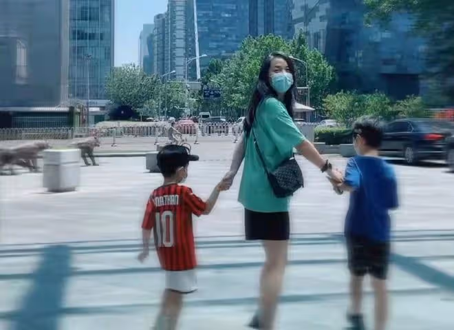靳東看話劇被偶遇,滿頭白髮身形佝僂快認不出,妻子在家忙帶娃