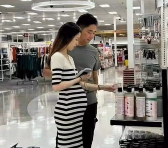 章澤天現身美國保二胎!肚大如蘿四肢仍纖細,被劉強東摟腰呵護