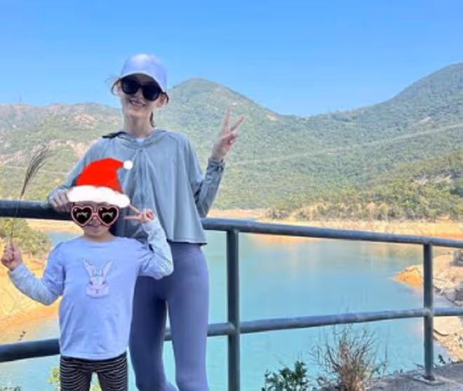 章澤天現身美國保二胎!肚大如蘿四肢仍纖細,被劉強東摟腰呵護
