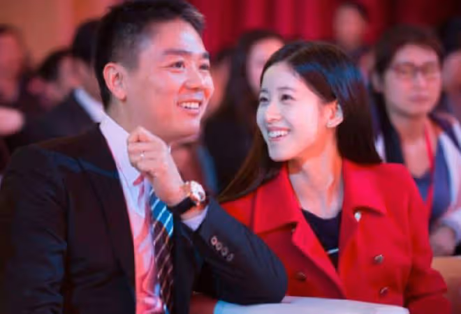 章澤天現身美國保二胎!肚大如蘿四肢仍纖細,被劉強東摟腰呵護