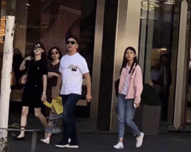章澤天現身美國保二胎!肚大如蘿四肢仍纖細,被劉強東摟腰呵護
