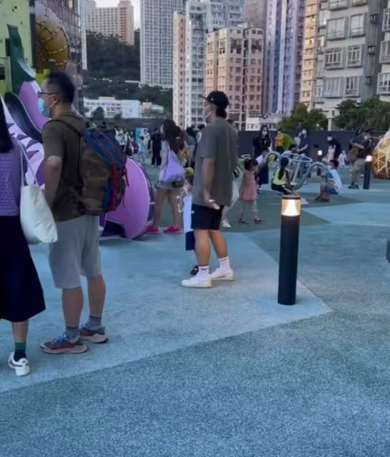 狀態令人唏噓!香港知名歌手內地商演狂走音,身形發福被嘲像大叔