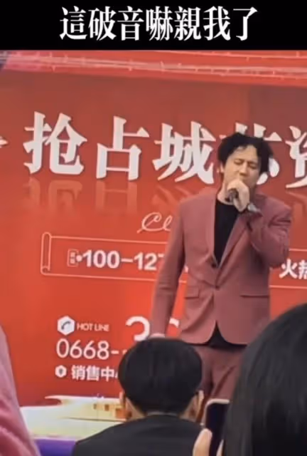 狀態令人唏噓!香港知名歌手內地商演狂走音,身形發福被嘲像大叔