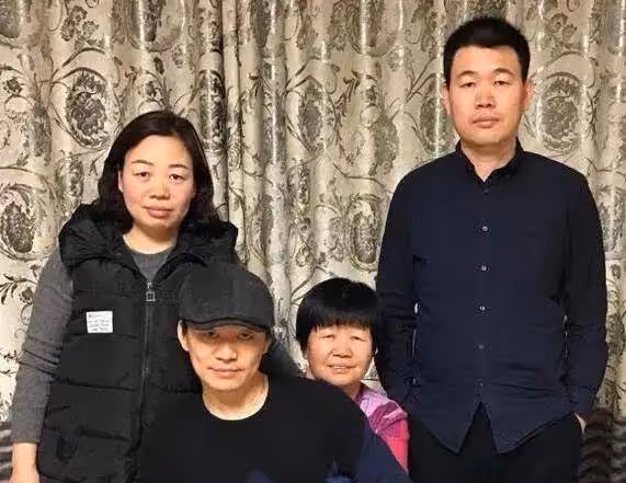 王寶強穿著邋遢下田裡似農民 女友幫忙不嫌棄