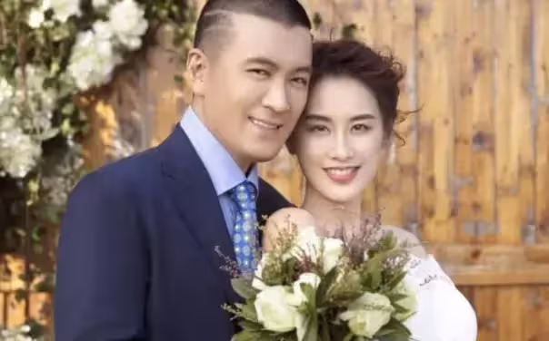 黃聖依婚變風波後首現身 穿著樸素 右手婚戒消失