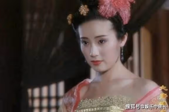 她是全班公認的美女，章子怡見她叫班長，卻性格佛系甘當25年綠葉